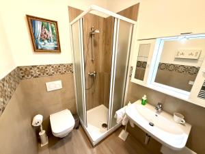 un bagno con doccia, WC e lavandino di Negrar Cuore Rooms a Negrar