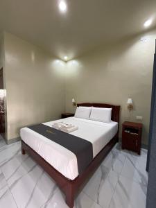 ein Schlafzimmer mit einem großen Bett in einem Zimmer in der Unterkunft Coastal Haven Resort in Siquijor