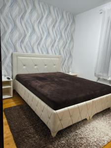 En eller flere senge i et værelse på Alex apartman