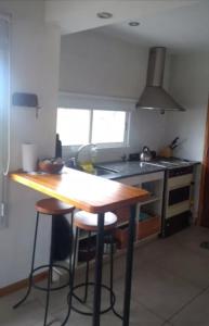 una cucina con tavolo in legno di Cabaña Marilau a Santa Clara del Mar