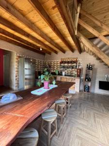 een grote houten tafel in een kamer met krukken bij Rancho Pedacinho de Coração in Itamonte +68 foto's