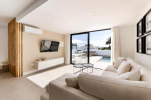 a living room with a couch and a tv at Villa Sara-Princesa Ico in Tías