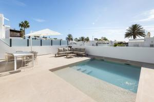 a swimming pool on the roof of a house at Villa Sara-Princesa Ico in Tías