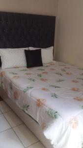 En eller flere senge i et værelse på Legend Safari Lodge