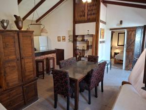 una cucina con tavolo e sedie in legno di La mary a Villa Gesell