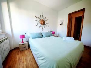 een slaapkamer met een bed met een spin op de muur bij CASA VACANZA Emma in Monfalcone