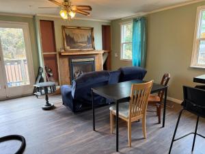 een woonkamer met een tafel en een bank bij A fully self-contained one-bedroom apartment in Fredericton