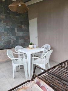 ein weißer Tisch und Stühle auf einer Terrasse in der Unterkunft Lamorit in Almafuerte