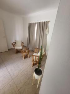 ein Wohnzimmer mit einem Stuhl und einer Topfpflanze in der Unterkunft Lamorit in Almafuerte