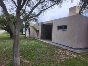 ein Gebäude mit einem Baum davor in der Unterkunft Lamorit in Almafuerte