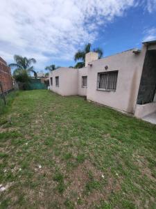 ein leerer Hof vor einem Gebäude in der Unterkunft Lamorit in Almafuerte + 2 Fotos