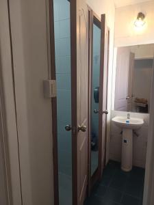 une salle de bains avec lavabo et toilettes dans l'établissement Casa Tribu, à Viña del Mar 14 autres photos