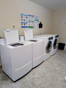 twee wasmachines en een wasmachine en droger in een kamer bij Ponderosa Motel in Goldendale