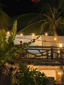 Ein Mann steht nachts auf einer Brücke in der Unterkunft Coastal Haven Resort in Siquijor + 33 Fotos