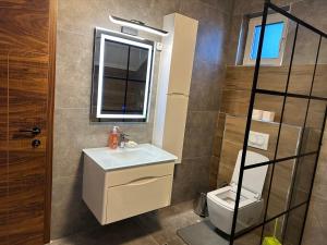 Et badeværelse på Villa Sunshine Brezovicë + 29 billeder