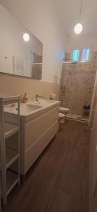 Et badeværelse på A Casa Vostra-casa indipendente con wifi e terrazzo,2 bagni,2 camere a due passi dal centro + 30 billeder