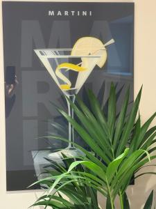 een plant voor een poster van een martini bij NEW New Forest Hideaway for Two in Brockenhurst