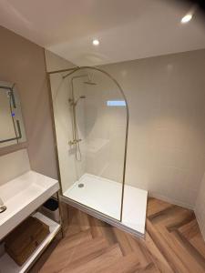 een douche met een glazen deur in een badkamer bij NEW New Forest Hideaway for Two in Brockenhurst
