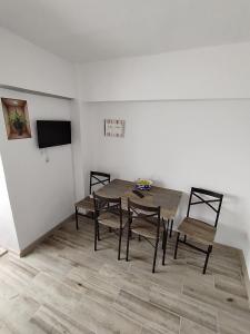 ein Esszimmer mit einem Tisch und zwei Stühlen in der Unterkunft Apartament Alessi Home in Călimăneşti