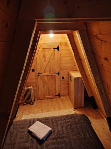 een kleine kamer met een deur op een zolder bij Vikendica Vista in Vrdnik