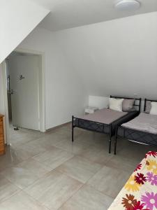 een woonkamer met 2 bedden en een kast bij MP Apartments in Hückelhoven