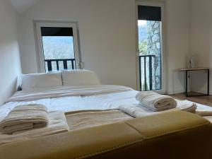 En eller flere senge i et værelse på Villa Sunshine Brezovicë