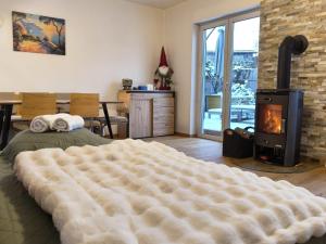 ein Schlafzimmer mit einem großen Bett und einem Holzofen in der Unterkunft Gemütliches Haus mit Schwedenofen im Wienerwald in Neulengbach