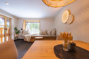 Et opholdsområde på Hugo und Pepi Appartements