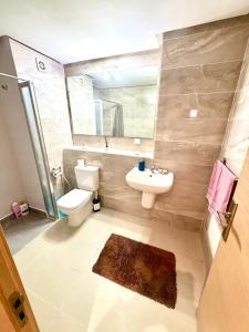 a bathroom with a sink and a toilet and a mirror at Appartement avec vue sur parc et Wifi 100 Mo illimité ! in Fez