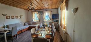 een woonkamer met een tafel en een bank bij Skiprivat in Ružomberok