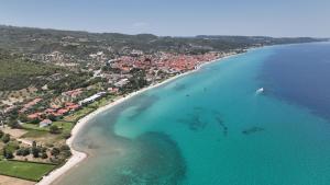 een luchtfoto van een strand en de oceaan bij Akrogiali Exclusive Hotel (Adults Only) in Polykhrono