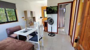 ein Wohnzimmer mit Tisch und Ventilator in der Unterkunft Cabañas en la naturaleza in Villarrica