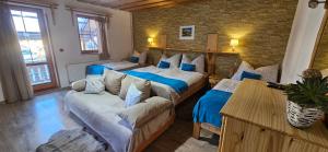 een grote kamer met 2 bedden en een bank bij Skiprivat in Ružomberok