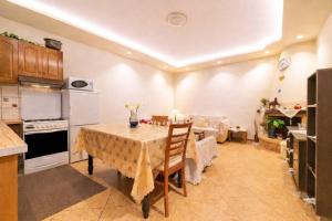 een keuken en eetkamer met een tafel en stoelen bij Kalemi House in Kato Korakiana +9 foto's