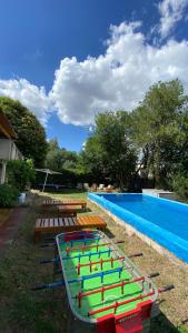 een rij kajaks naast een zwembad bij Villa Messina, Casa di Vacanza in Juana Koslay  +5 foto's