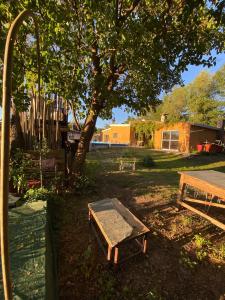 een picknicktafel in het gras onder een boom bij Villa Messina, Casa di Vacanza in Juana Koslay 
