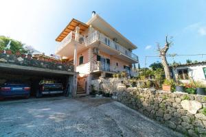 een huis met een auto ervoor geparkeerd bij Kalemi House in Kato Korakiana