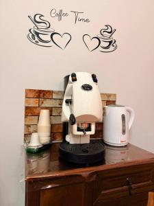 een koffiezetapparaat bovenop een aanrecht bij Casa Julia in Palermo