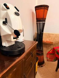 een naaimachine bovenop een houten tafel bij Casa Julia in Palermo