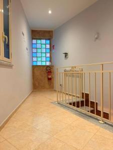 een lege kamer met een trap en een raam bij Casa Julia in Palermo