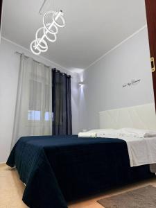 een slaapkamer met een bed en een kroonluchter bij Casa Julia in Palermo +12 foto's