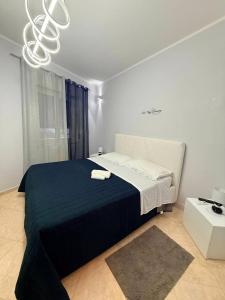 een slaapkamer met een groot bed en een zwarte deken bij Casa Julia in Palermo