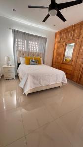 En eller flere senge i et værelse på Coastal Apt, Near Malecón, 6 Guests 3 beds