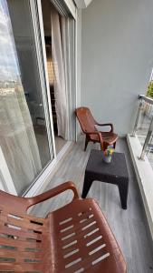 En balkon eller terrasse på Coastal Apt, Near Malecón, 6 Guests 3 beds