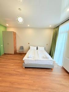 a bedroom with a bed and a chair in it at Cosy City-View Flat in Mtatsminda, flat 5 in Itʼkhvisi