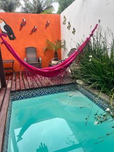 een hangmat en een zwembad in de tuin bij Chuy home in Chuy