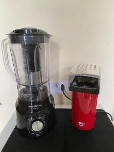 een blender op een aanrecht naast een koffiezetapparaat bij Chalé da lagoa in Paraibuna
