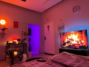 En eller flere senge i et værelse på استوديو مميز بأثاث مريح