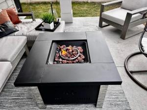 Khu vực ghế ngồi tại Hot Tub - Fire Pit - Ping Pong - Darts - Slots