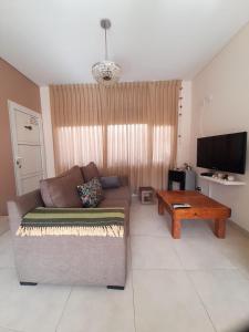 un soggiorno con un divano e un tavolo di Viejo Lobo de Mar a Puerto Pirámides